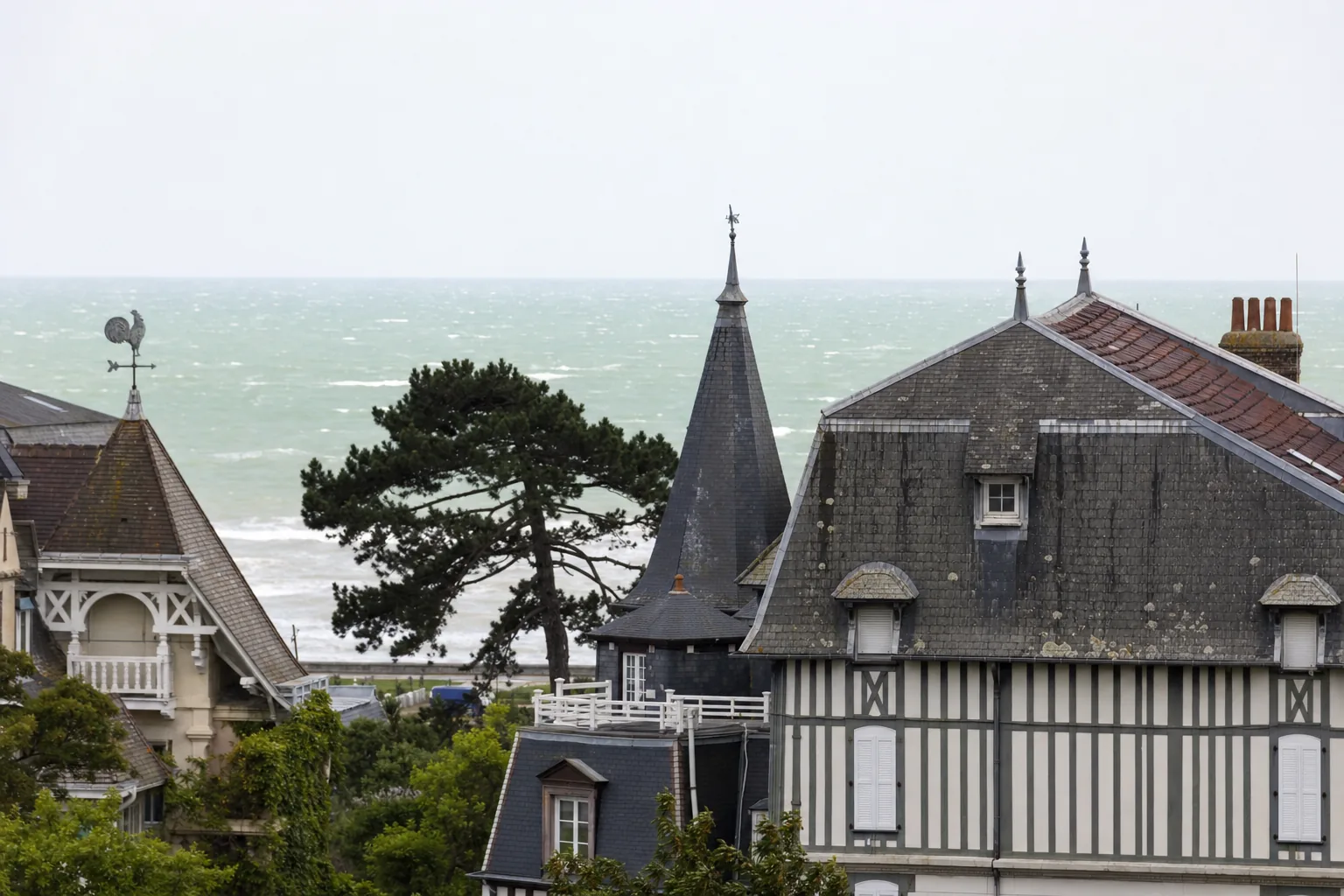 Toits d'ardoise d'une station de la Côte Fleurie, la Manche derrière
